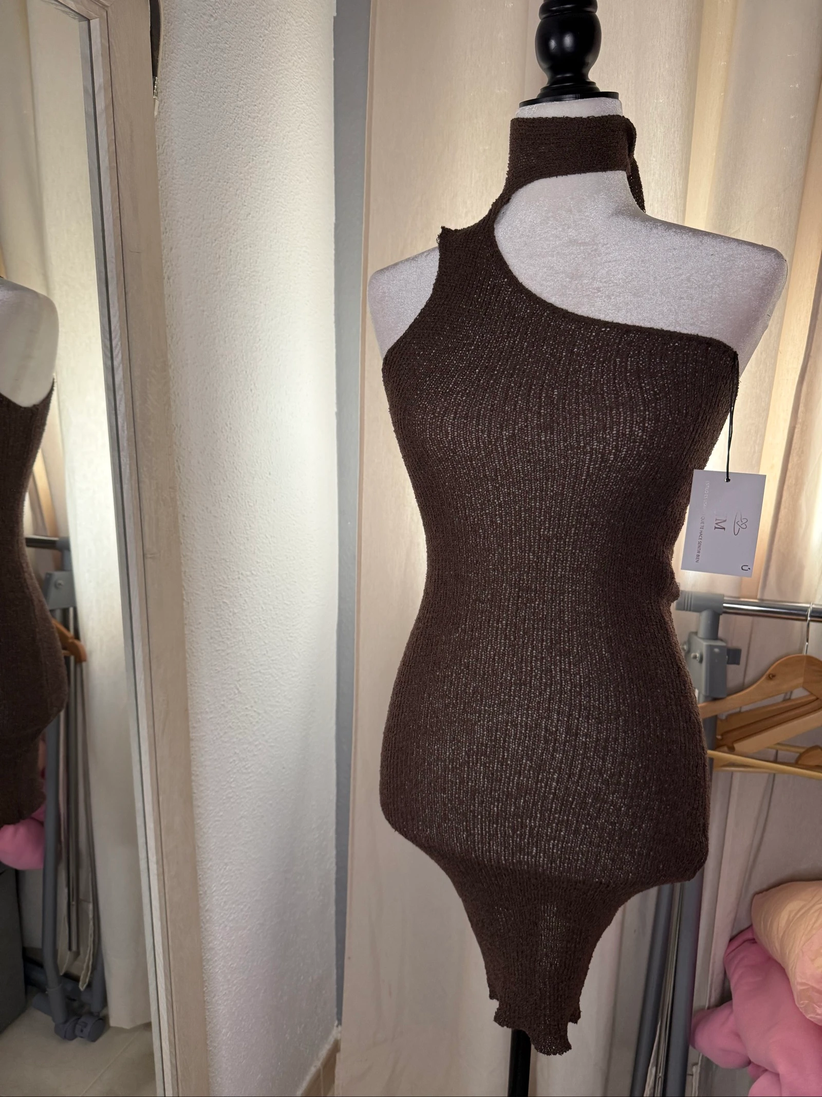 Vestido ajustado color marrón sin tirantes 